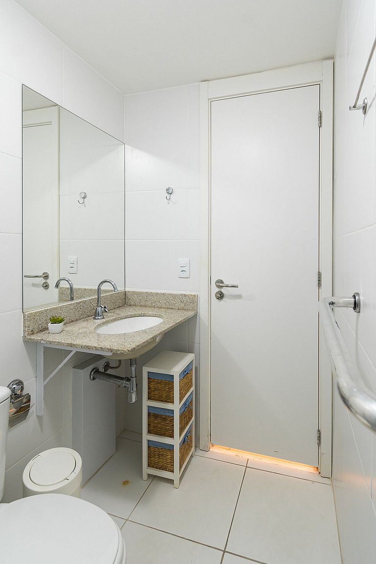 Apartamento 2 Qto e Varanda em Condomínio Completo